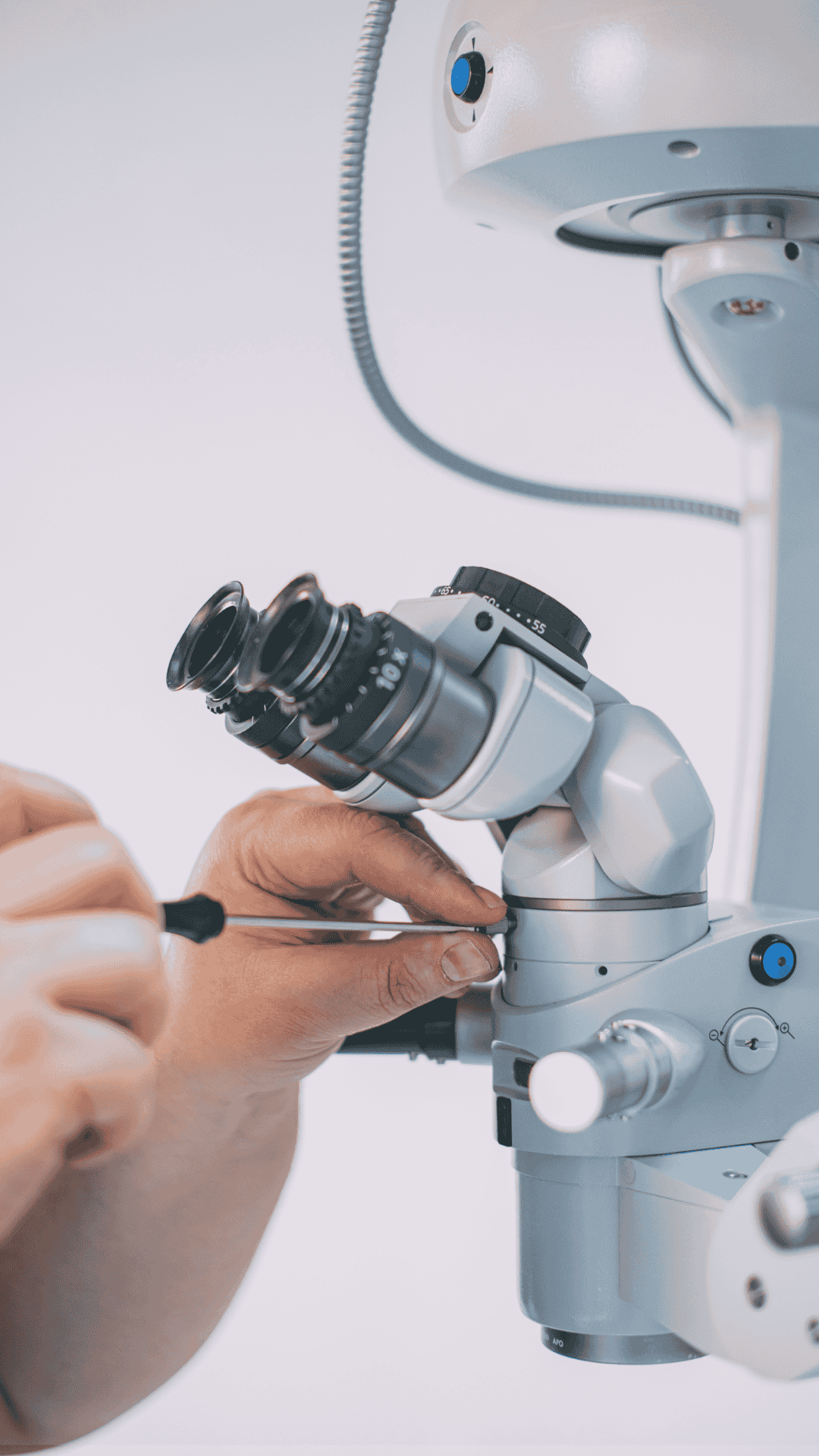 service-on-surgical-microscope